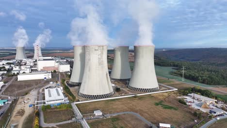 Paisaje-Aéreo-Sobre-Las-Torres-De-Enfriamiento-De-La-Planta-De-Energía-Nuclear-De-Dukovany-Emiten-Vapor