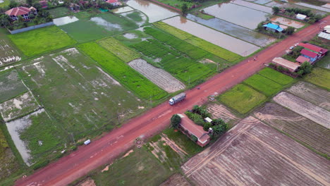 Lastwagen-Mit-Lebenden-Schweinen-Fahren-Zwischen-Ländlichen-Kambodschanischen-Städten