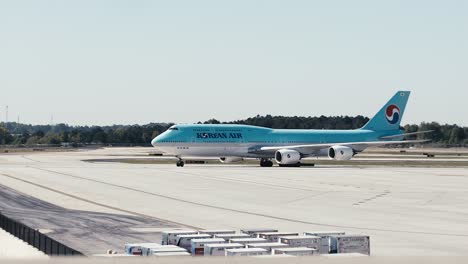 Eine-Kluge-Aufnahme-Eines-Jumbo-Jet-Taxis-Der-Koreanischen-Air-747-Auf-Einer-Landebahn-Am-Flughafen-Atlanta,-Georgia