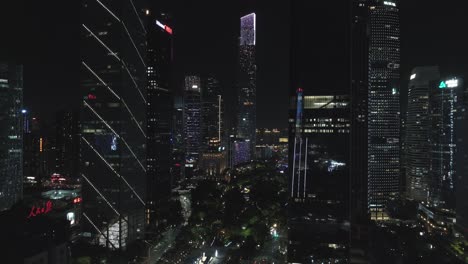 Vista-épica-Del-Edificio-Central-Del-Centro-De-Guangzhou-Completamente-Iluminado-Y-Del-Parque-Huacheng-Y-El-Punto-De-Referencia-De-La-Torre-Del-Cantón-En-La-Distancia-Por-La-Noche