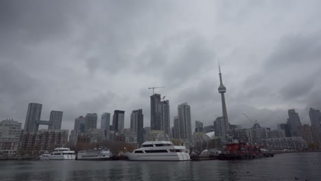 Toronto-Harbourfront-Skyline-Im-Winter,-Dramatische-Wolken