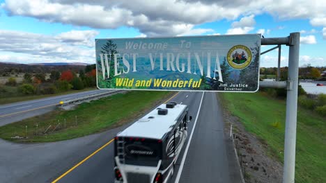 Bienvenido-Al-Cartel-Del-Estado-De-Virginia-Occidental-A-Lo-Largo-De-La-Autopista-Interestatal