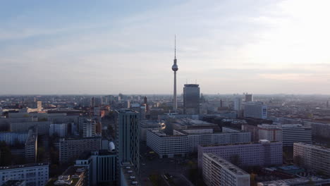 Berlin-Mitte-Skyline-Stadtbild-Luftorbit,-Goldene-Stunde