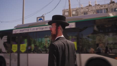 Hombre-De-Pie,-Cruce-De-Peatones,-En-El-Centro-De-Jerusalén