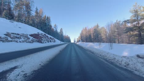Während-Das-Auto-Die-Straße-Entlangfährt,-Säumen-Schneebedeckte-Bäume-Den-Straßenrand-Und-Zeichnen-Eine-Malerische-Winterlandschaft,-Die-Der-Fahrt-Einen-Hauch-Natürlicher-Schönheit-Verleiht