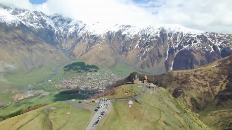 Gergeti-Monasterio-De-La-Santísima-Trinidad-Montañas-Del-Cáucaso-Paisaje-Toma-Aérea