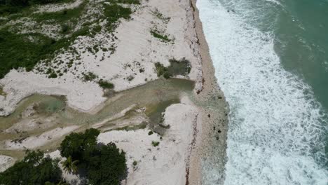 Luftaufnahme-Der-Flussmündung-Am-Paraíso-Strand-Südlich-Von-Barahona-In-Der-Dominikanischen-Republik