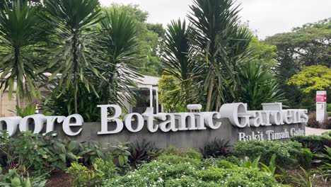 Vista-Panorámica-De-La-Señalización-&#39;Jardín-Botánico-De-Singapur,-Bukit-Timah-Gate&#39;