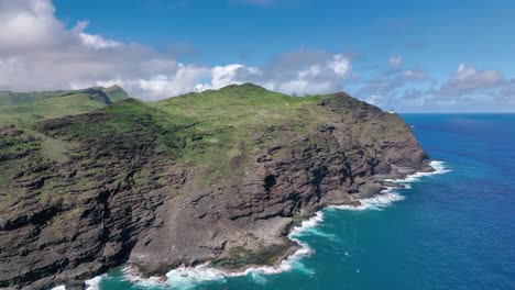 Hawaiis-Küste-Besticht-Durch-Gefährliche-Schönheit-Mit-Hohen-Weißen-Wellen-Und-Vulkanischen-Felsformationen