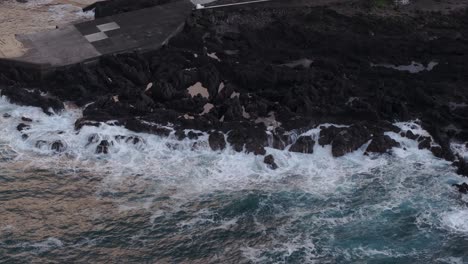 Meereswellen-Krachen-Gegen-Felsen-Und-Klippen-Auf-Den-Azoren---Drohnenaufnahme