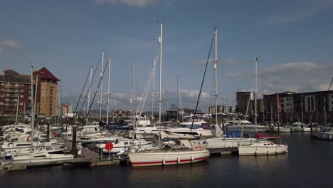 Eine-Totalaufnahme-Einer-Gruppe-Von-Booten-Im-Hafen-Von-Swansea