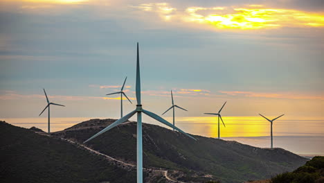 Wunderschöner-Zeitraffer-Von-Windkraftanlagen-Auf-Einem-Hügel-Bei-Sonnenuntergang