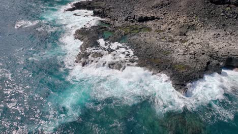 Hoch-Aufragende-Weiße-Wellen-Und-Vulkanische-Felsformationen-Bilden-Entlang-Der-Küste-Hawaiis-Ein-Eindrucksvolles-Bild-Von-Gefährlicher-Schönheit