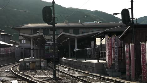 Arashiyama-Station-Vom-Bahnübergang-Aus-Gesehen