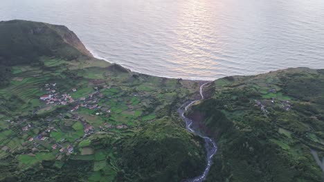 Kippaufnahme-Der-Stadt-Fajãzinha-Während-Des-Sonnenuntergangs-Auf-Der-Azoreninsel-Flores,-Luftaufnahme