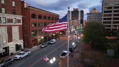 Bandera-Americana-Ondeando-En-El-Centro-De-Roanoke-Durante-El-Amanecer