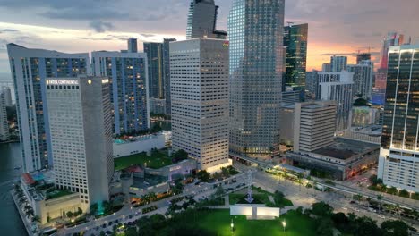 Ein-Faszinierendes-Stadtbild-Von-Miami-Am-Abend,-Das-Markante-Gebäude-Und-Den-Energiegeladenen-Fluss-Der-Metropole-Zeigt