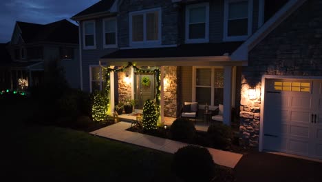 Weihnachtsbeleuchtung-Und-Kiefern-Schmücken-Das-Haus-Für-Die-Weihnachtszeit