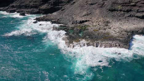 Hawaiis-Küste-Bietet-Ein-Fesselndes-Schauspiel-Gefährlicher-Schönheit-Mit-Hoch-Aufragenden-Weißen-Wellen-Und-Markantem-Vulkangestein