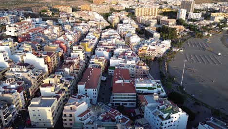 Ciudad-Y-Playa-De-Los-Cristianos-Tenerife-Costa-Adeje,-Islas-Canarias-España-Drone-Aéreo