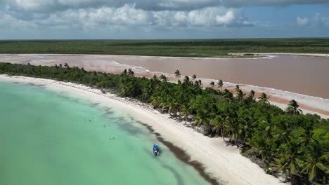 Hubschrauberlandung-Am-Weißen-Sandstrand-Playa-El-Toro-Auf-Der-Insel-Saona-In-Der-Dominikanischen-Republik-Neben-Touristen,-Die-Ein-Bad-Nehmen