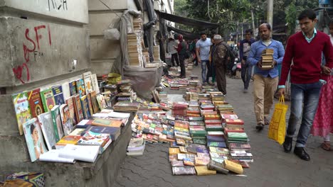 Bücher-Werden-Auf-Den-Gehwegen-Der-College-Street-In-Kalkutta-Verkauft