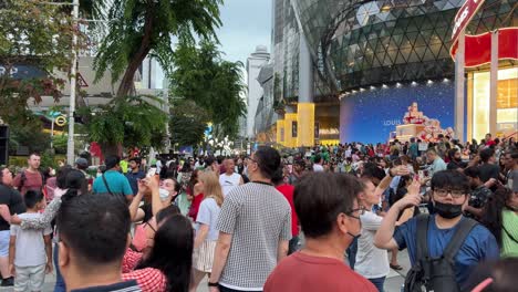 Multitud-De-Personas-En-Las-Celebraciones-De-Nochebuena-De-Orchard-Road-En-Singapur