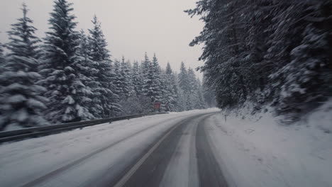 Vorsichtiges-Fahren-Auf-Kurviger-Straße-Mit-Starkem-Schneefall