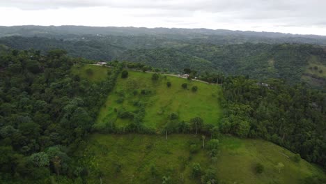 Luftaufnahme-Der-Bergregion-Zwischen-Der-Stadt-Moca-Und-Der-Nordküste-Der-Dominikanischen-Republik