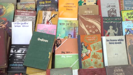 Se-Venden-Libros-En-Las-Aceras-De-College-Street,-Kolkata.