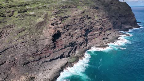 La-Costa-De-Hawái-Es-Un-Lienzo-De-Peligrosa-Belleza,-Con-Imponentes-Olas-Blancas-Y-Formaciones-De-Rocas-Volcánicas.