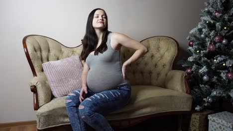 La-Mujer-Embarazada-Siente-Dolor-De-Espalda-Durante-El-Embarazo,-Decoraciones-De-Estilo-Navideño