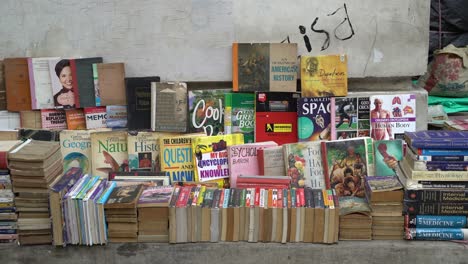 Se-Venden-Libros-En-Las-Aceras-De-College-Street,-Kolkata.