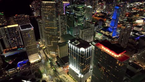 Ein-Faszinierendes-Stadtbild-Von-Miami-Bei-Nacht,-Das-Markante-Gebäude-Und-Den-Geschäftigen-Straßenverkehr-Hervorhebt