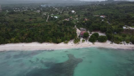 Luftaufnahme-Des-Malerischen-Strandes-La-Playita-In-Der-Stadt-Las-Galeras-Auf-Der-Halbinsel-Samaná-In-Der-Dominikanischen-Republik