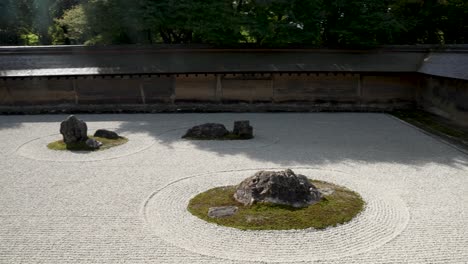 Jardín-De-Rocas-Zen-Meditativo-En-El-Templo-Ryoanji-En-Kioto
