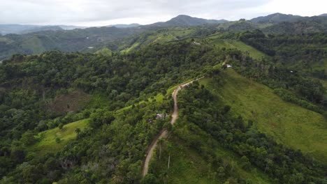 Luftaufnahme-Der-Bergregion-Zwischen-Der-Stadt-Moca-Und-Der-Nordküste-Der-Dominikanischen-Republik