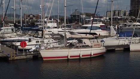 Eine-Gruppe-Von-Booten-Am-Swansea-Marina