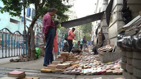 Se-Venden-Libros-Antiguos-En-Las-Aceras-De-College-Street,-Kolkata.