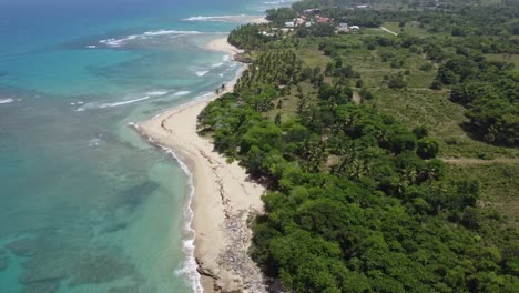 Luftaufnahme-Der-Malerischen-Küste-In-Der-Nähe-Von-Perla-Marina-In-Cabarete-An-Der-Nordküste-Der-Dominikanischen-Republik