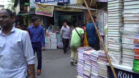 College-Street-Es-Uno-De-Los-Mercados-De-Venta-De-Libros-Más-Grandes-De-Asia.