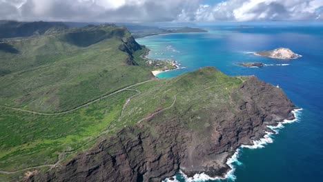 Gefährliche-Schönheit-Zeigt-Sich-Entlang-Der-Küste-Hawaiis,-Geprägt-Von-Hohen-Weißen-Wellen-Und-Faszinierenden-Vulkanischen-Felsformationen