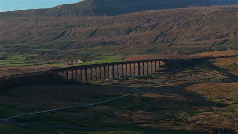 Toma-De-Drones-Del-Viaducto-Ribblehead-Y-El-Lado-Nevado-Del-Reino-Unido