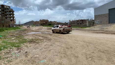 Qat-Händler-Fahren-Durch-Holprige-Straßen,-Um-Rechtzeitig-Zum-Markt-Zu-Gelangen,-Jemen,-Sanaa