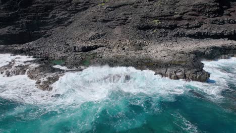 Hawaiis-Vulkangesteinsküste-Bietet-Gefährliche-Schönheit-Mit-Hoch-Aufragenden-Weißen-Wellen