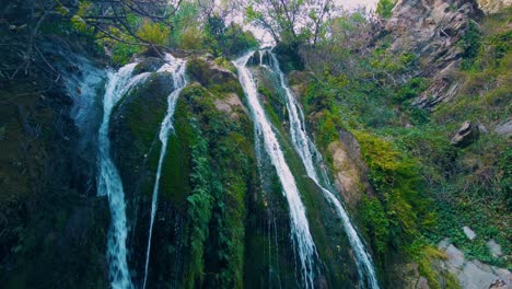 Herrlicher-Wasserfall-Auf-Dem-Gipfel-Des-Algerischen-Atlasgebirges