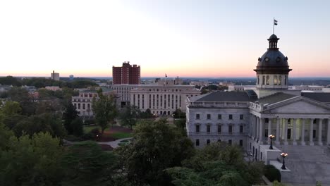 South-Carolina-State-House-Und-Capitol-Building-Grounds-In-Columbia,-SC-Bei-Sonnenaufgang