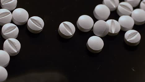 Auswahl-An-Medikamenten,-Weiße-Tabletten,-Getrennt-Durch-Eine-Hand-Mit-Schwarzem-Handschuh