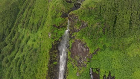Magisch-Kraftvoller-Brunnen-Ribeira-Do-Ferreiro-Wasserfall-Auf-Den-Azoren---Drohnenaufnahme