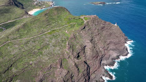 An-Der-Küste-Hawaiis-Entfaltet-Sich-Gefährliche-Schönheit,-Geprägt-Von-Hohen-Weißen-Wellen-Und-Ikonischen-Vulkanischen-Felsformationen